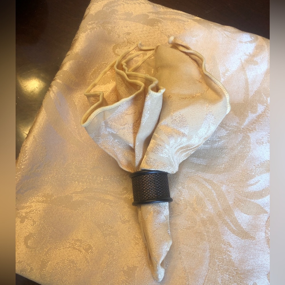 1 Gold Tablecloth, 8 Napkins and 8 Napkin Rings